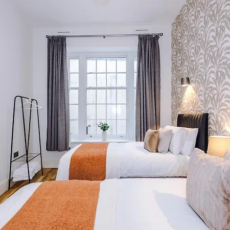 Chic Modern Retreat In - Pool Table