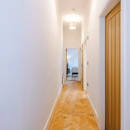 Chic Modern Retreat In - Pool Table דירה יורק