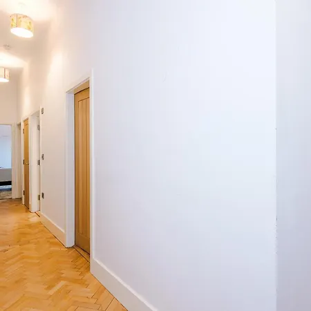 Chic Modern Retreat In - Pool Table * יורק