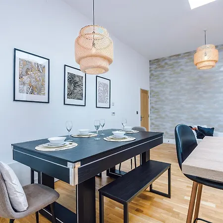 Chic Modern Retreat In - Pool Table דירה