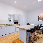 Stylish Modern Retreat In -pool Table Apartamento *