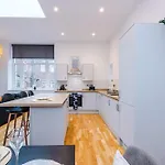 Stylish Modern Retreat In -pool Table Apartamento *