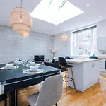 Apartamento Stylish Modern Retreat In -pool Table *