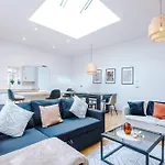 Stylish Modern Retreat In -pool Table Apartamento