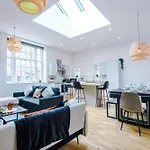 Stylish Modern Retreat In -pool Table Apartamento