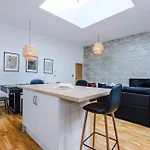Apartamento Stylish Modern Retreat In -pool Table