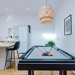 Stylish Modern Retreat In -pool Table Apartamento York