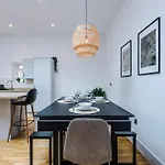 Apartamento Stylish Modern Retreat In -pool Table *