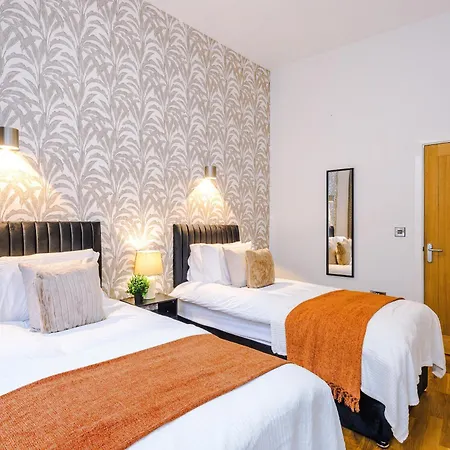 Chic Modern Retreat In - Pool Table ヨーク