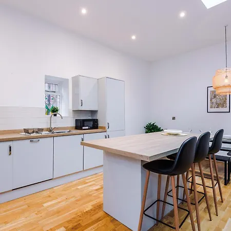 Chic Modern Retreat In - Pool Table アパート *