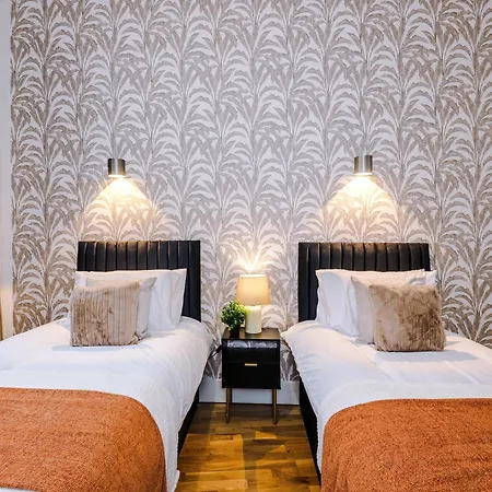 Chic Modern Retreat In - Pool Table