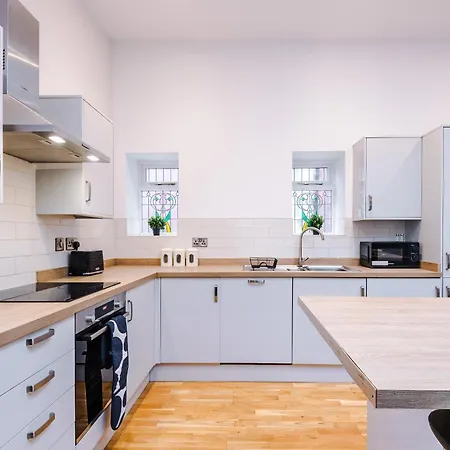 Charming 2 Bed In - Sleeps 6 公寓 *