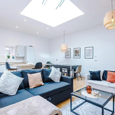 Chic Modern Retreat In - Pool Table アパート