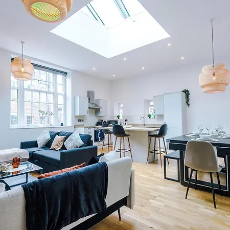 Stylish Modern Retreat In -pool Table Apartment