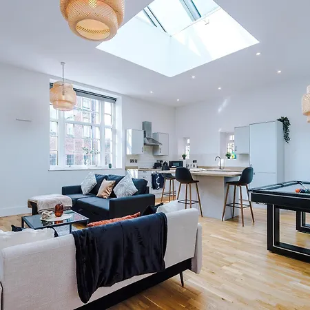 Chic Modern Retreat In - Pool Table ヨーク