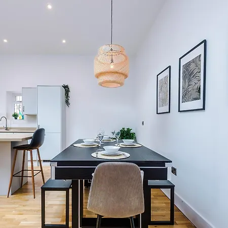 Charming 2 Bed In - Sleeps 6 Apartment