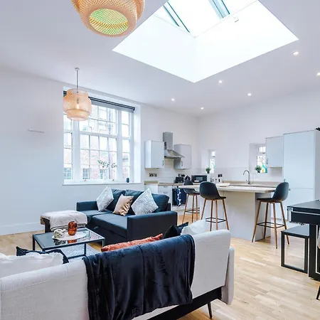 Stylish Modern Retreat In -pool Table Apartment *