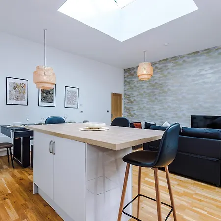 Apartment Stylish Modern Retreat In -pool Table