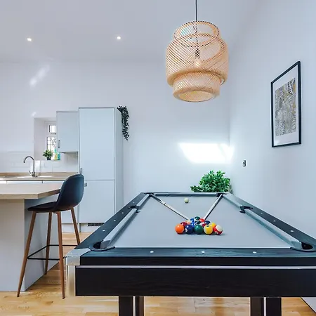 Stylish Modern Retreat In -pool Table Apartment York