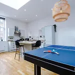 Apartman Stylish Modern Retreat In -pool Table *