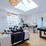 Stylish Modern Retreat In -pool Table York