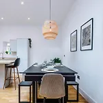Stylish Modern Retreat In -pool Table Apartman