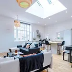 Stylish Modern Retreat In -pool Table Apartman *