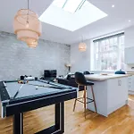 Stylish Modern Retreat In -pool Table Apartman York