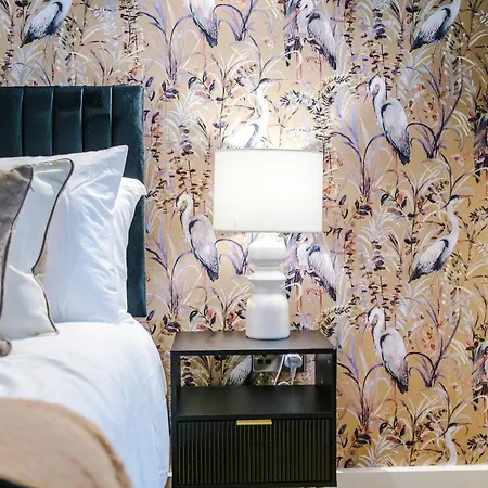 Chic Modern Retreat In - Pool Table *