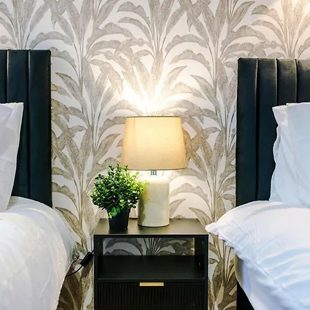 Chic Modern Retreat In - Pool Table Apartamento