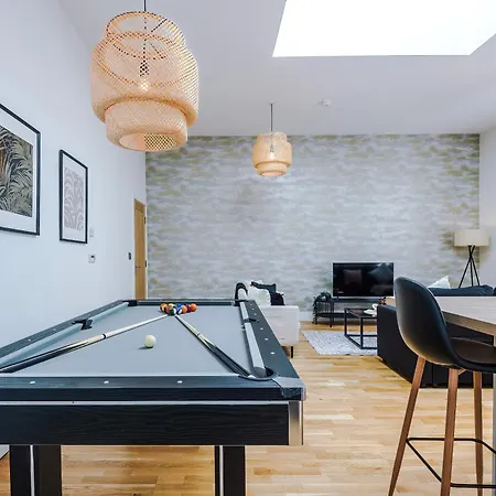 Chic Modern Retreat In - Pool Table