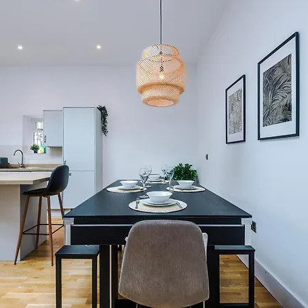 Διαμέρισμα Stylish Modern Retreat In -pool Table *