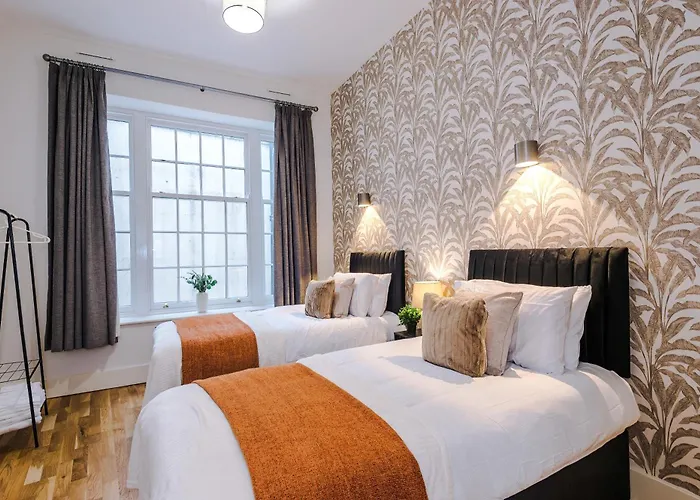 Chic Modern Retreat In - Pool Table 约克