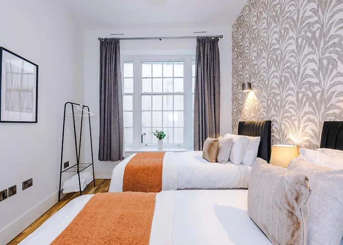 Chic Modern Retreat In - Pool Table