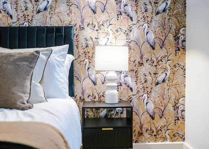 Chic Modern Retreat In - Pool Table *