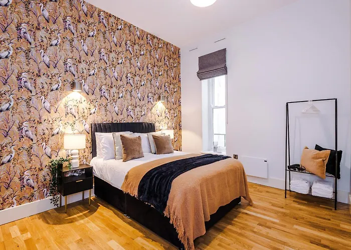 Chic Modern Retreat In - Pool Table