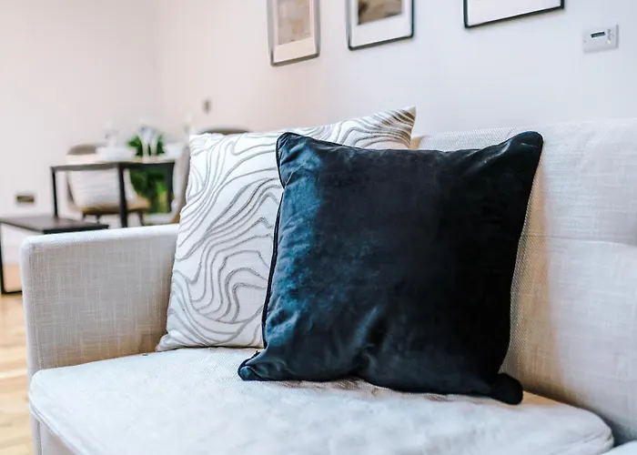 Chic Modern Retreat In - Pool Table