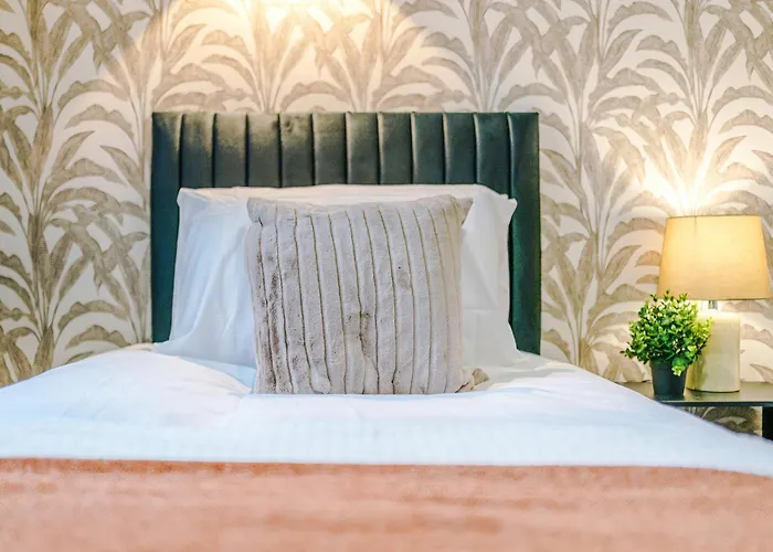 Chic Modern Retreat In - Pool Table *