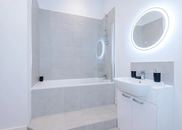 Chic Modern Retreat In - Pool Table 约克