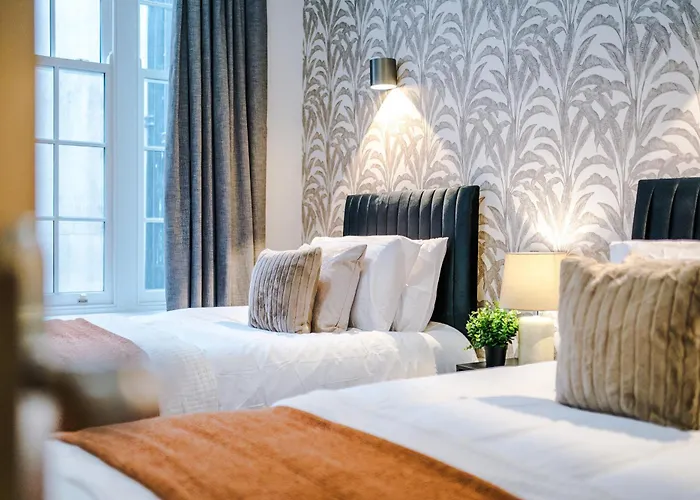 Chic Modern Retreat In - Pool Table