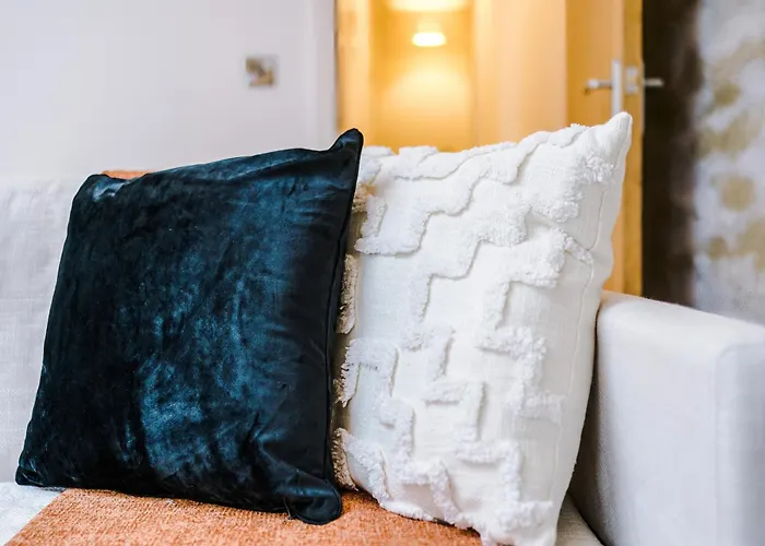 Chic Modern Retreat In - Pool Table 约克