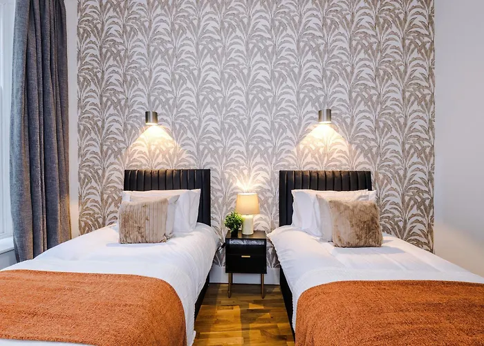 Chic Modern Retreat In - Pool Table