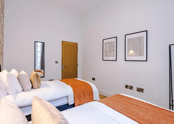 Chic Modern Retreat In - Pool Table *