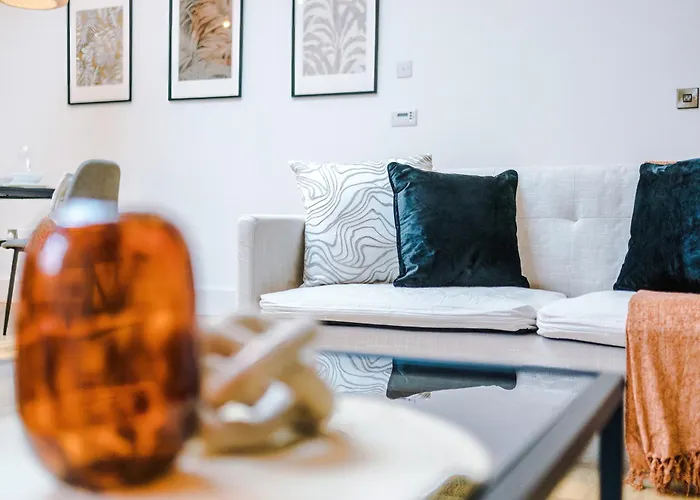 Chic Modern Retreat In - Pool Table * 约克