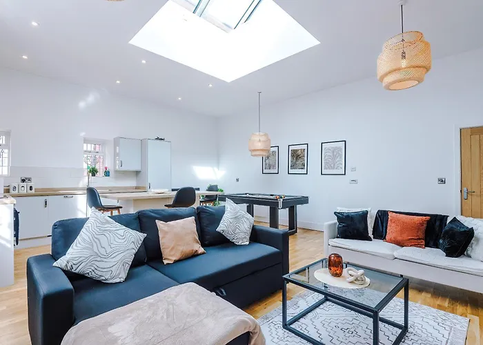 Chic Modern Retreat In - Pool Table *