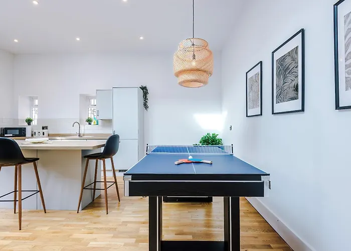 Chic Modern Retreat In - Pool Table