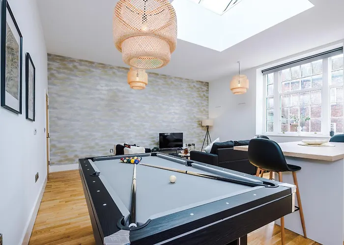 Chic Modern Retreat In - Pool Table *