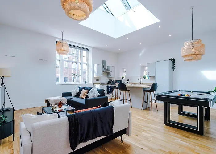 Chic Modern Retreat In - Pool Table 约克