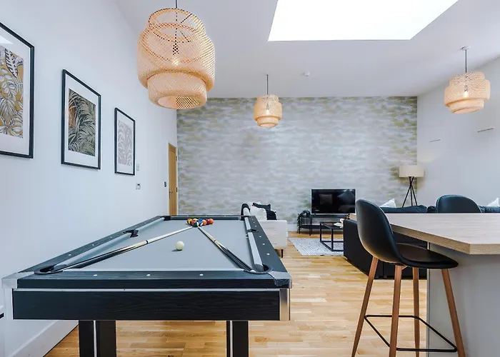 Chic Modern Retreat In - Pool Table