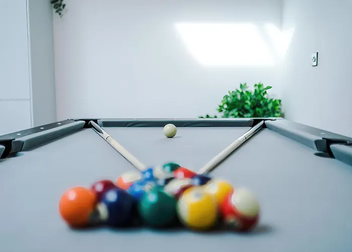 Chic Modern Retreat In - Pool Table *